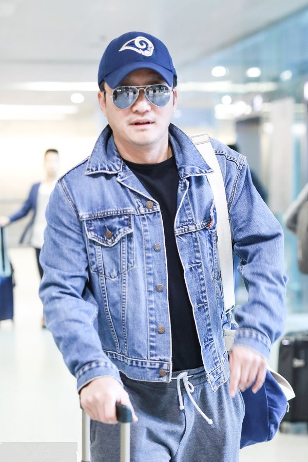 "百亿影帝"吴京真低调,独自走机场无助理保镖,张译同行显朴素