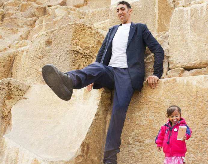 世界第一巨人有多高?姚明站他面前变"娇小",伸手就能扣篮!