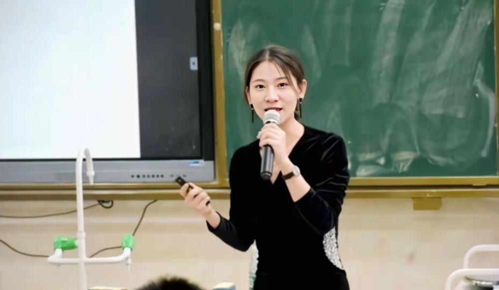 海南一女老师因长相甜美,意外走红,直言:不当网红,安心教学