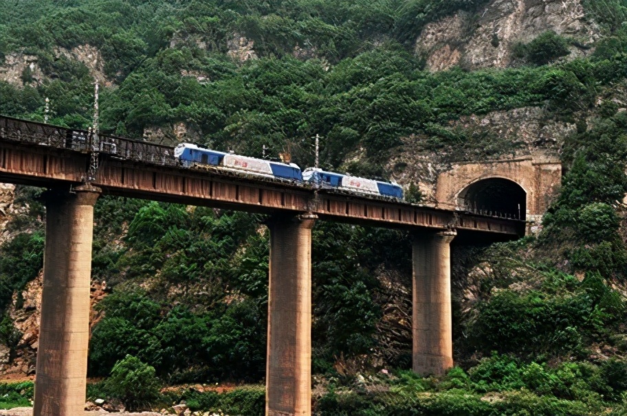 秦红宇图集:千年留痕古道沧桑 百年巨变高铁圆梦