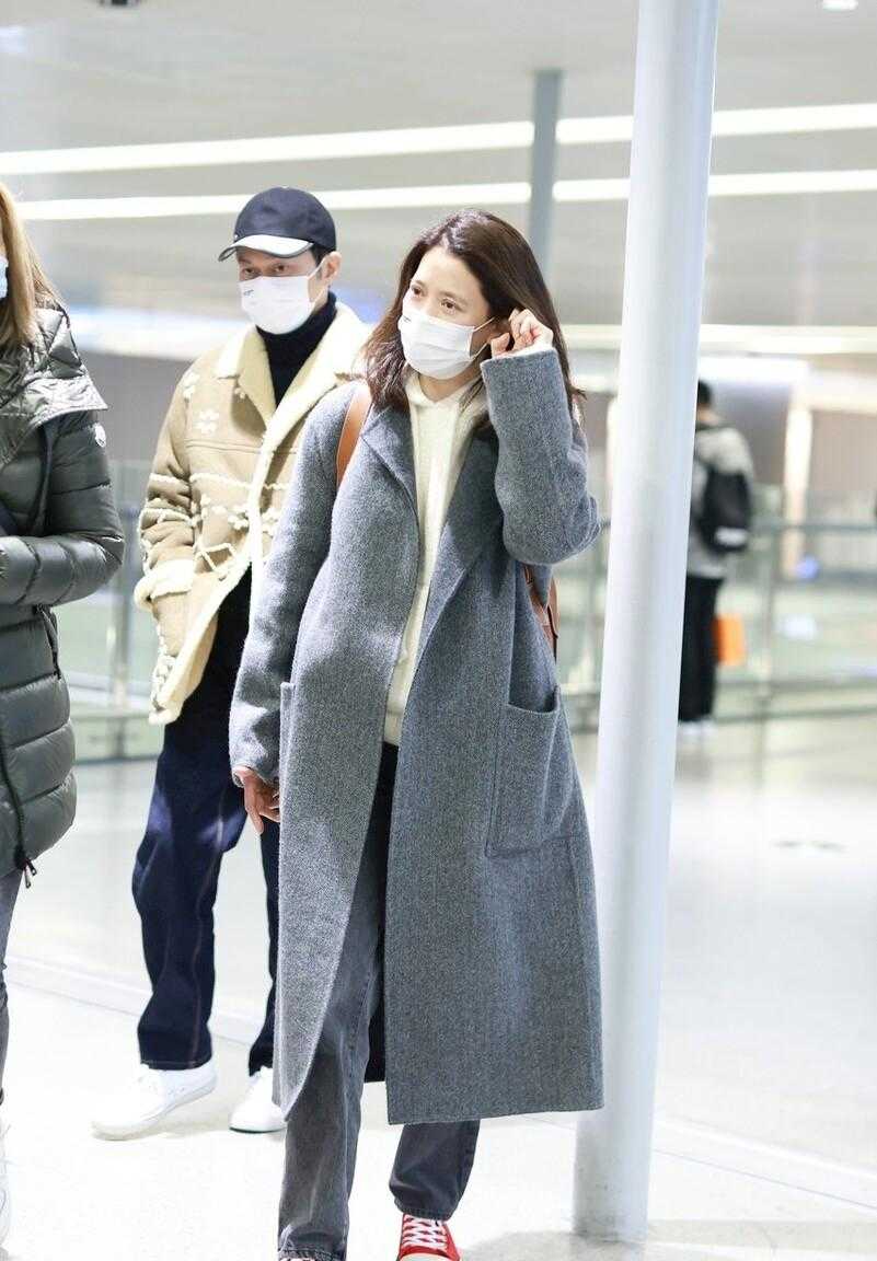 袁咏仪穿衣真有品味,灰色大衣配卫衣简洁高级,气质太好了