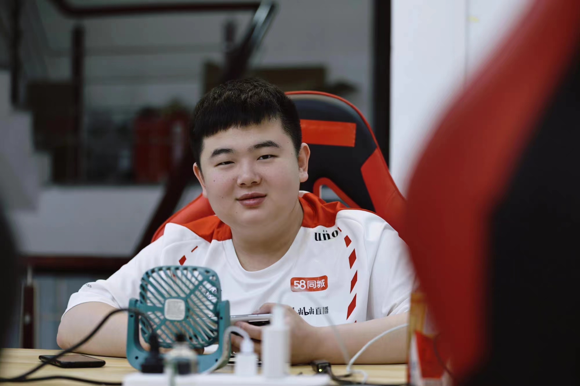 ag张角直播剧透:未央很多人抢,md老板是我朋友,所以才卖给ag!