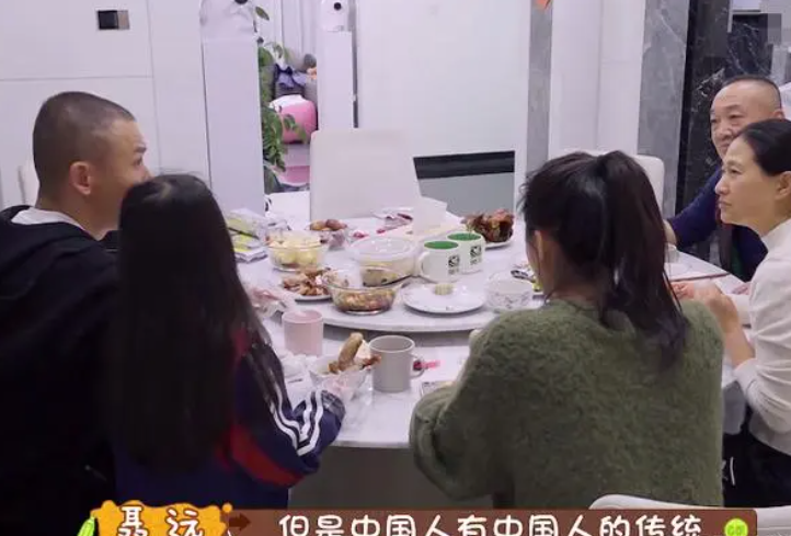 秦子越诞下二胎,晒出一家4口照片,聂远:不是非要生一儿一女
