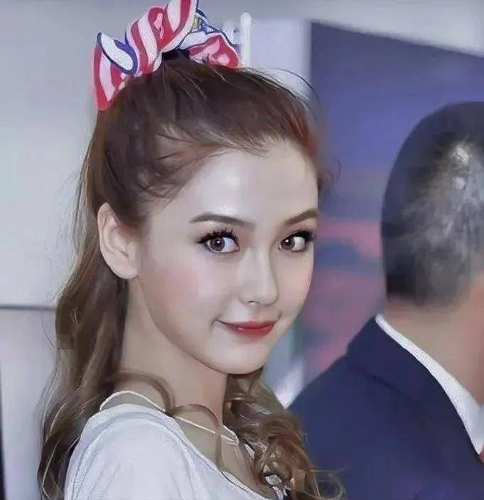 会受到不少人的喜欢,浓浓的大眼睛配上一张芭比脸,妥妥一洋娃娃