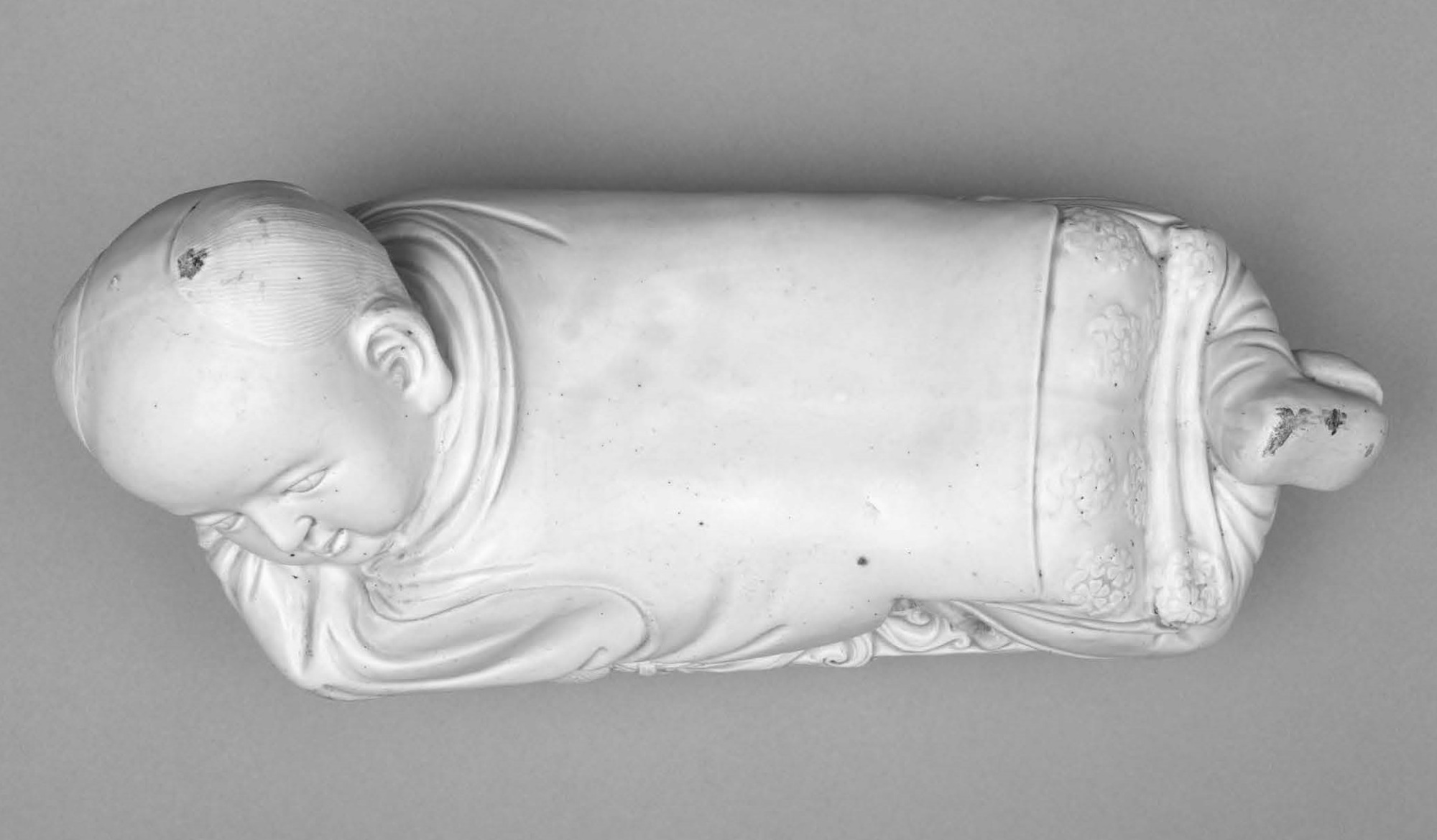 定窑白釉孩儿枕 故宫博物院藏