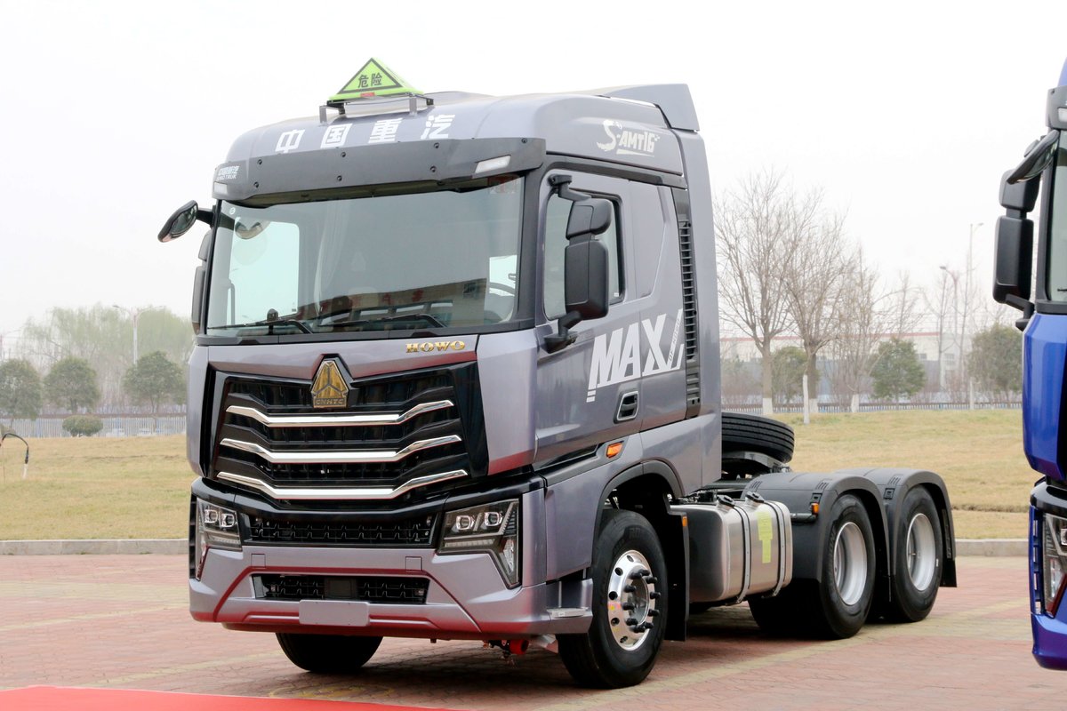 武装到牙齿,实拍重汽豪沃max危化品车,35万起售