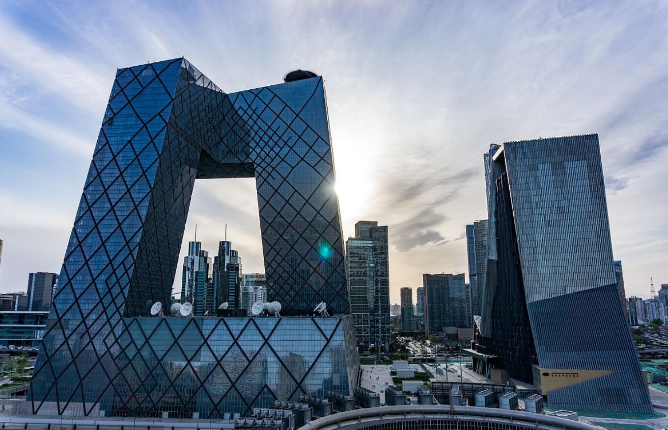 气氛严峻,5月以来,房产出现"倒退式"发展,各大房企降价卖房