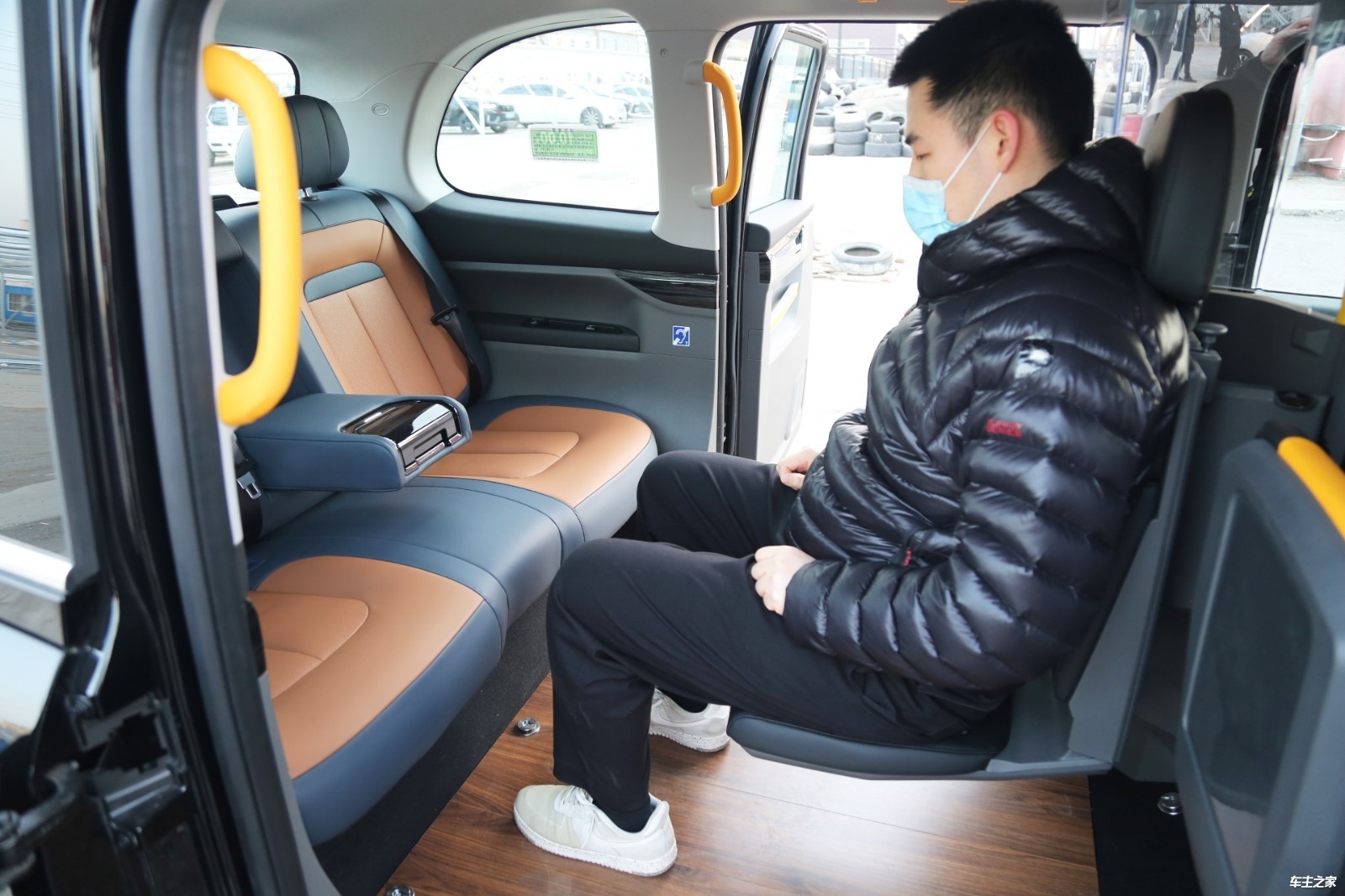 王牌特工同款车型亮相大连 实拍英伦tx5出租车