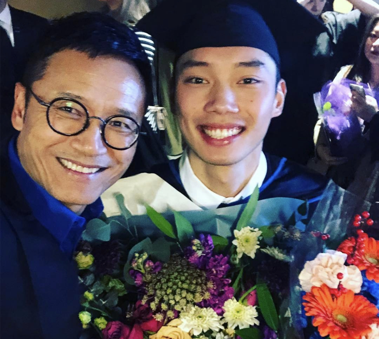 63岁苗侨伟为儿子庆28岁生日,曝光爱子儿时旧照,不见娇妻戚美珍