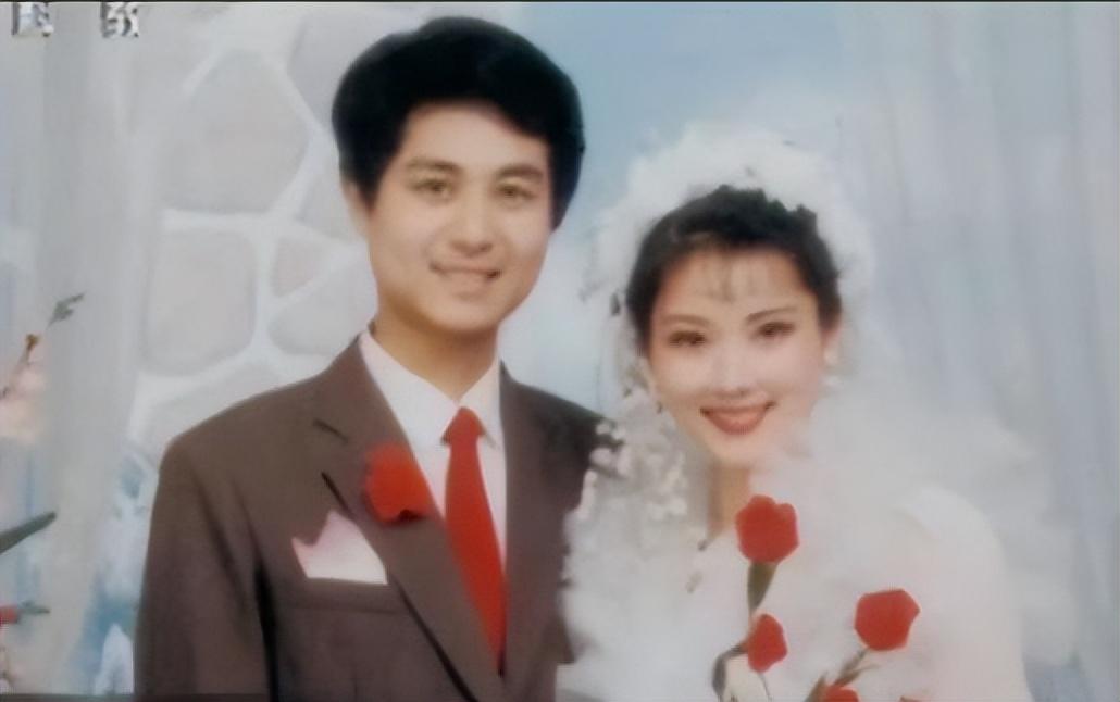 何赛飞:25岁嫁初恋儿子跟她姓,32年无绯闻,婚姻美满知足常乐