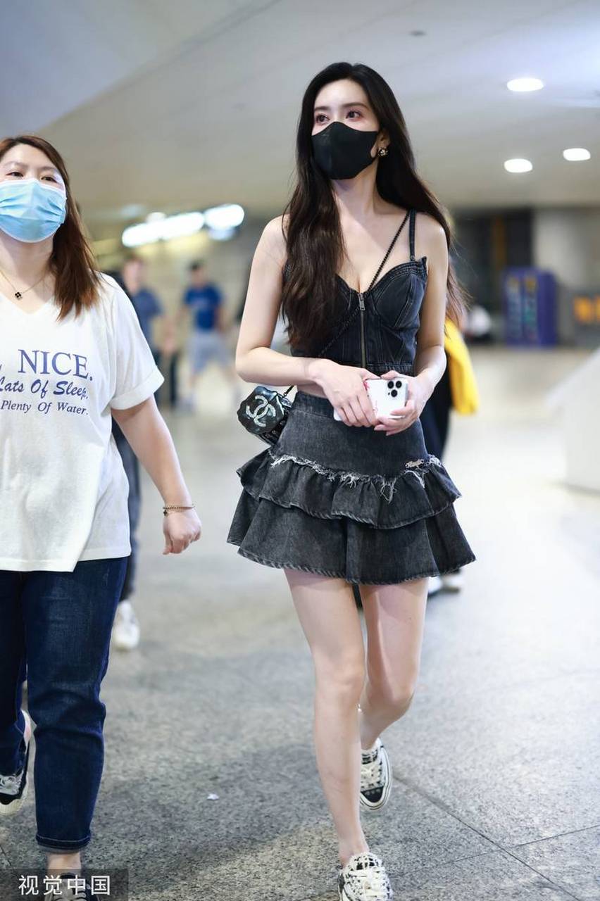 雪肤玉貌火辣性感 2023年6月19日,上海,孟子义凌晨抵达上海虹桥机场