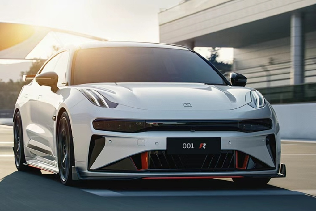 吉利极氪001赛道版:纯粹驾驶的魅力,百万售价展现匠心!