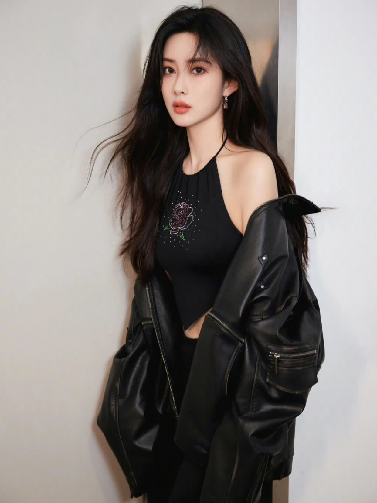 孟子义黑色肚兜惊艳网友高冷外表笨蛋美人