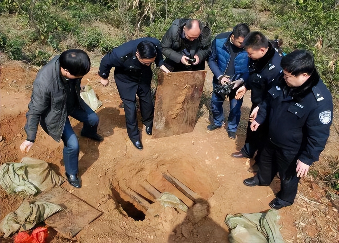 2015年,清东陵被盗,盗墓贼连挖10天无人发现,盗洞直达地宫