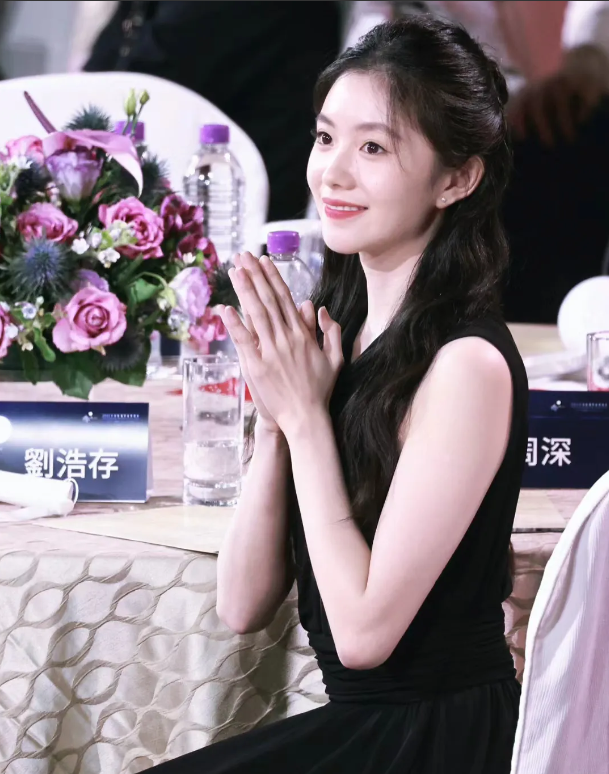 00后刘浩存美到了香港!穿挂脖裙与李玉刚合唱,同框成龙清纯可人