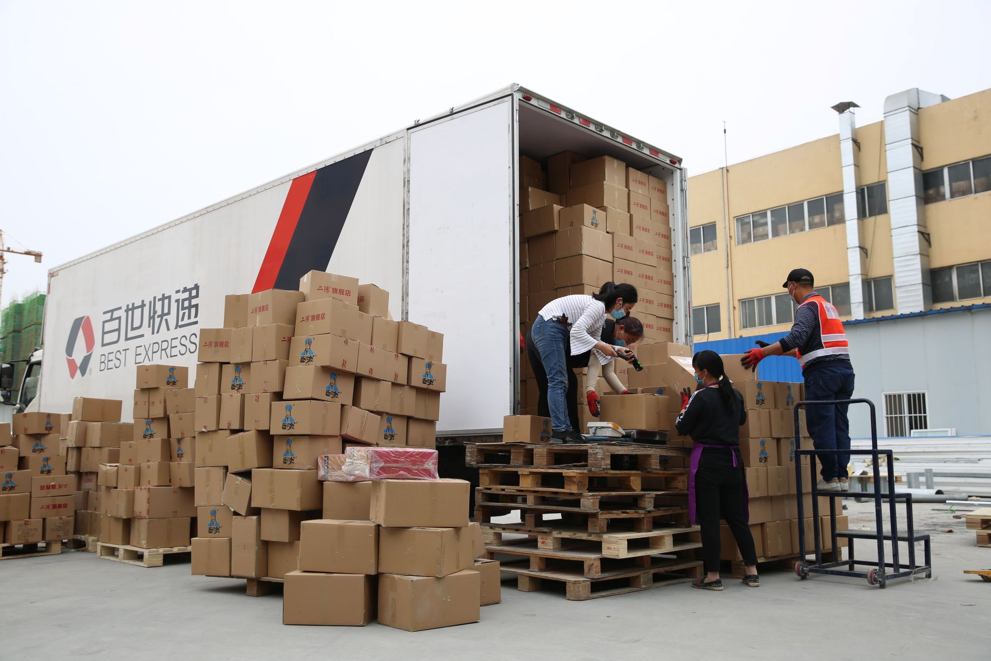 快递点每天收四五百件,月收入24000,请五个人工,能盈利吗?