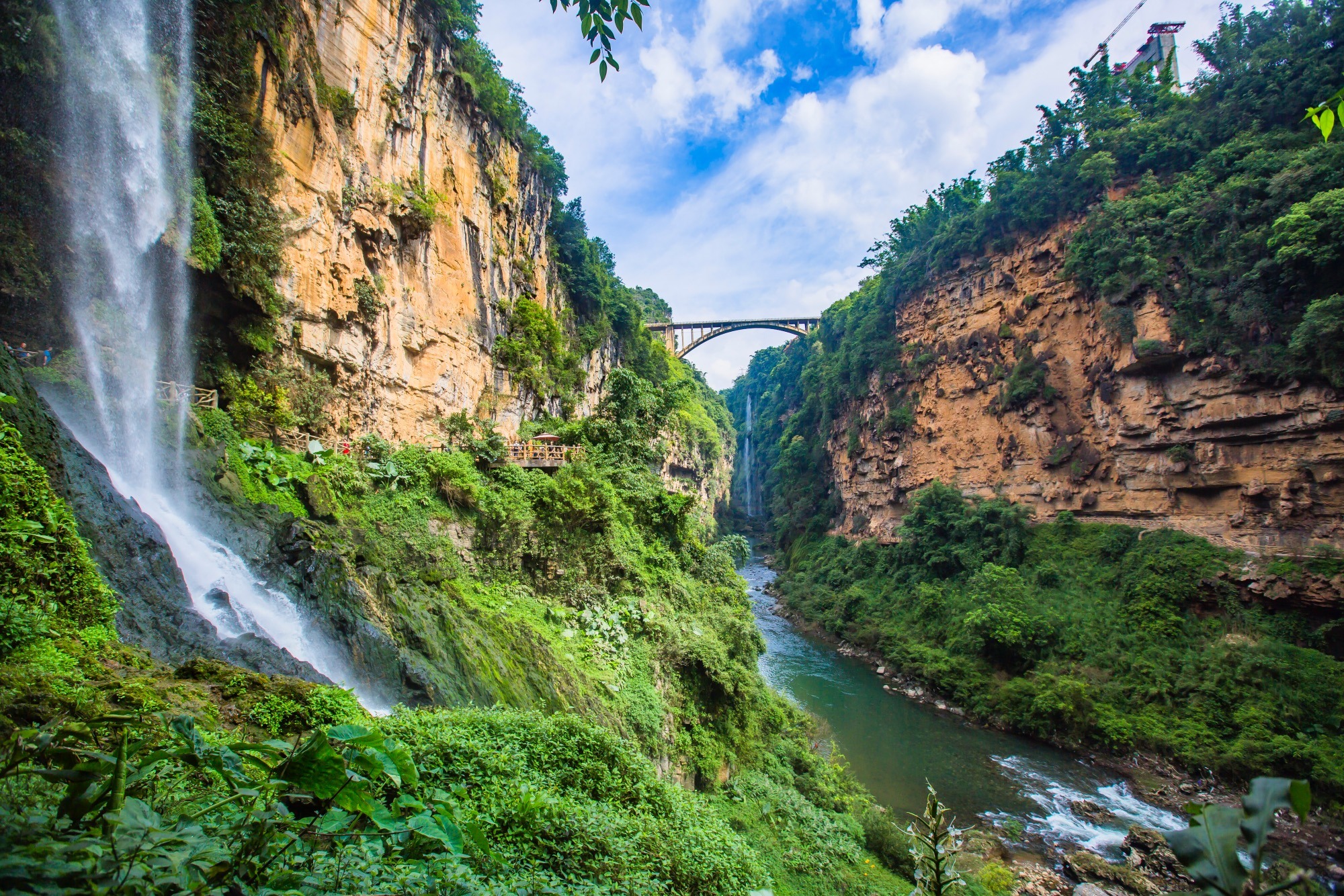 贵州兴义马岭河峡谷,天沟地缝间的百瀑争流,看喀斯特山水的魅力