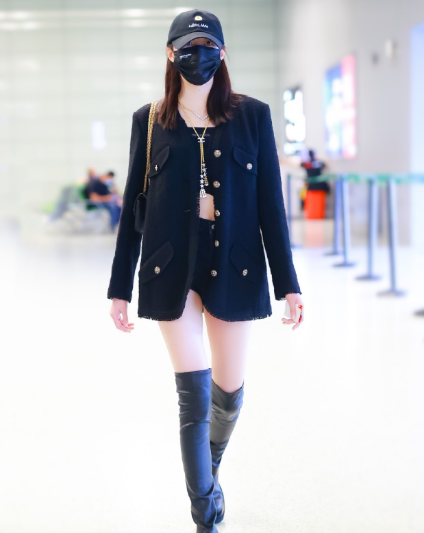 关晓彤拿过膝长靴当"裤子"穿,掉成堆堆袜后,这长腿我看服了