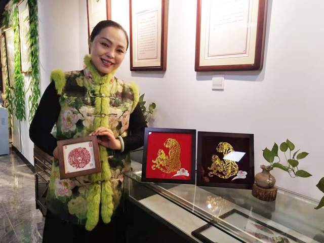 佛山剪纸大师饶宝莲荣获广东省2021年"南粤工匠"称号