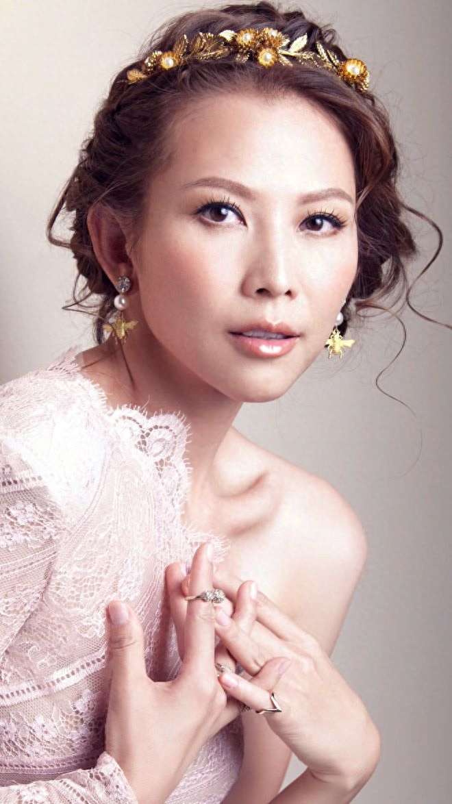 回顾演员蔡少芬嫁重庆小丈夫婚后生三胎如今一家五口其乐融融