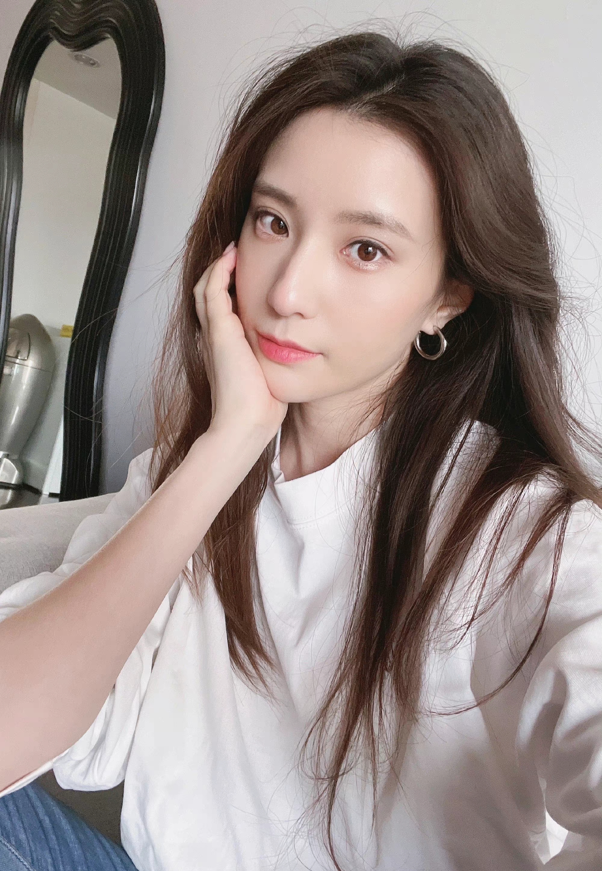 女星鲍天琦官宣结婚,与老公牵手秀钻戒,曾演《花千骨》轻水一角