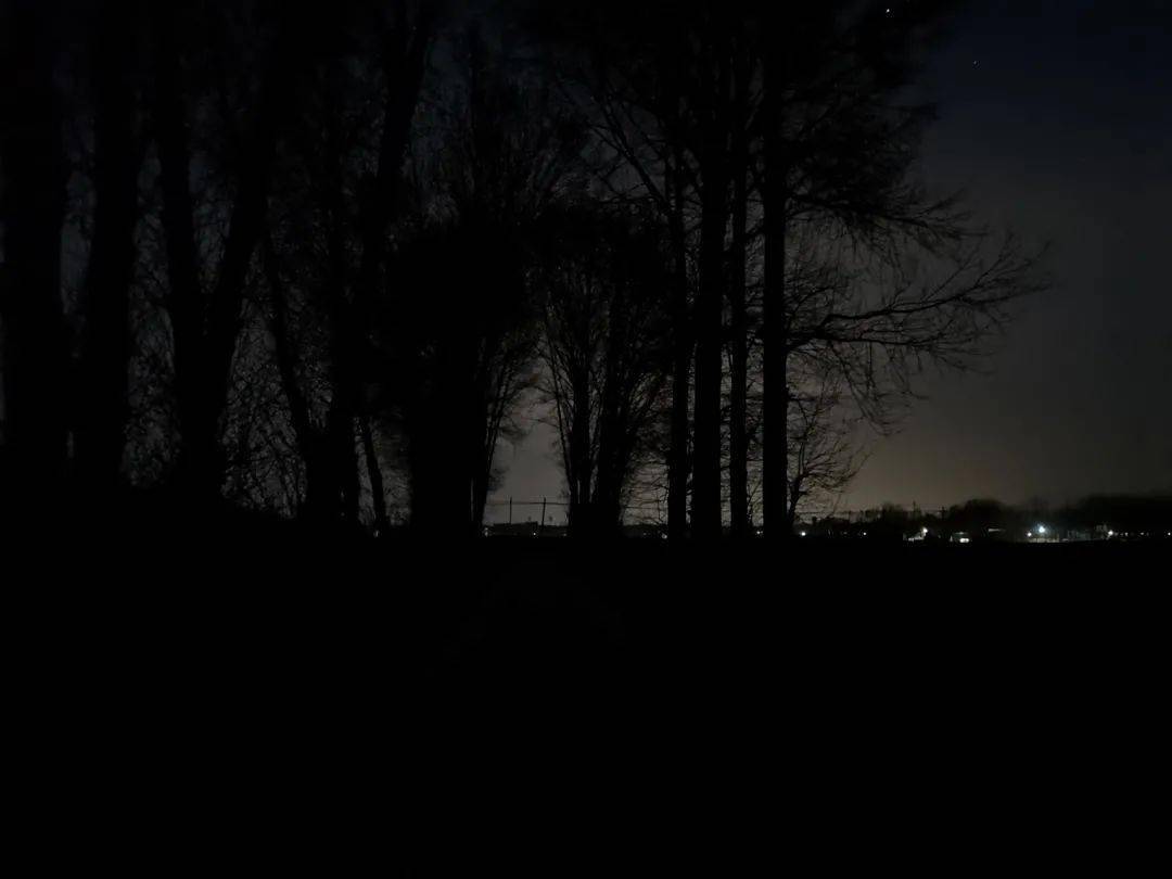 19年,山东早餐店凌晨惊现散发红衣女,警方调查发现事情不简单