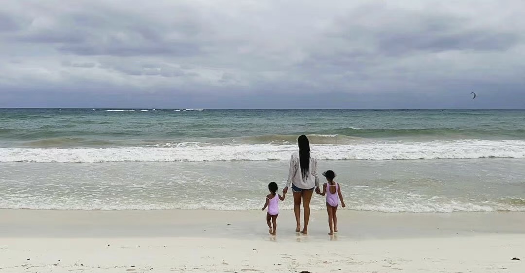 39岁瓦妮莎风韵犹存,沙滩度假背影迷人,年轻男子常守护她和女儿