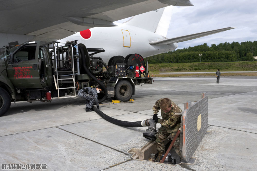 美国空军第673后勤中队的一名士官开来sr-12加油车,准备为e-767加油.