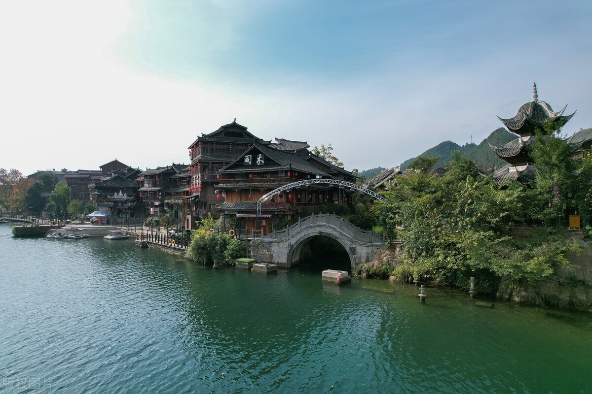 航拍的下司古镇,宛如一颗璀璨的明珠,静静地坐落在贵州省凯里市