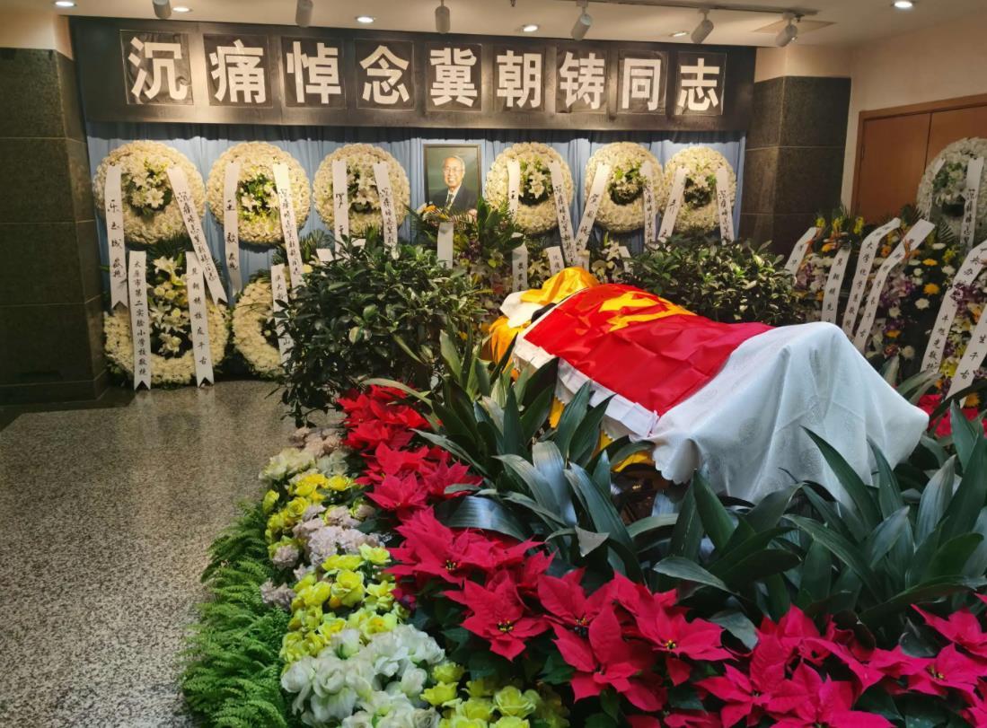 周总理跟尼克松握手照片中为何消失一人?