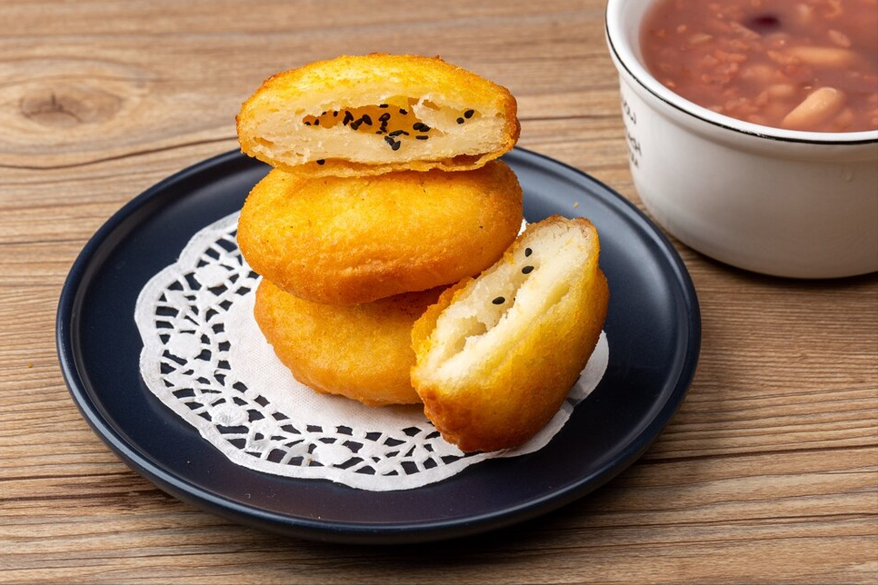 二月二炸糖糕,一斤面粉两斤水,金黄酥脆不流糖,个个鼓泡空心