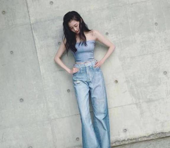 关晓彤晒照身材堪比超模!穿牛仔抹胸搭高腰裤,直角肩大长腿慕了