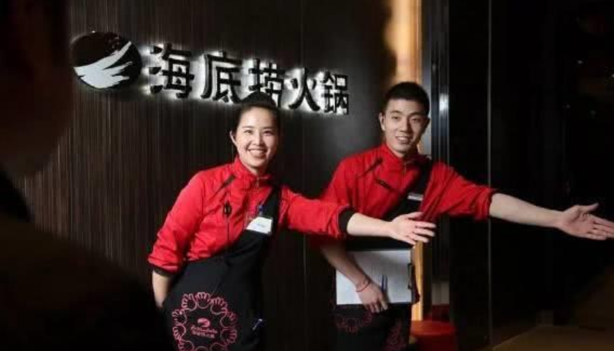 回顾:海底捞首位女服务员,小学学历,17岁入职,42岁身价125亿