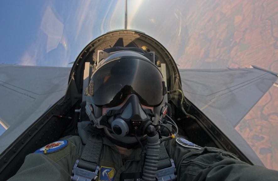 f22造价1.5亿美元,放弃安装防叛逃装置,原来是飞行员无处可逃?