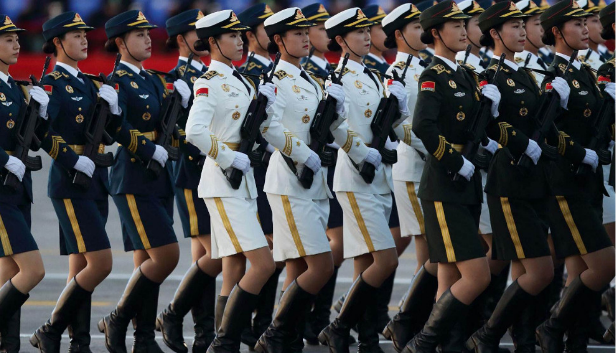 为何阅兵仪式上的女兵都穿着丝袜?除了是为了好看,还有3个原因