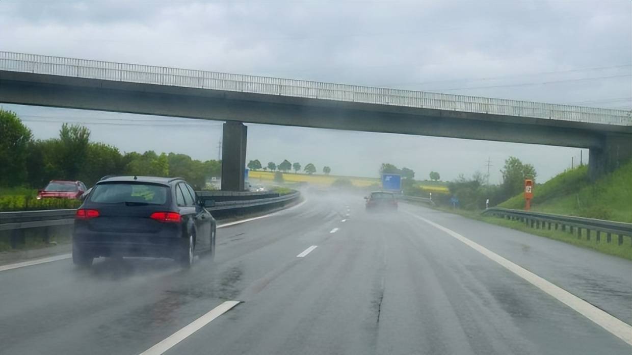 下雨的高速路上图片图片