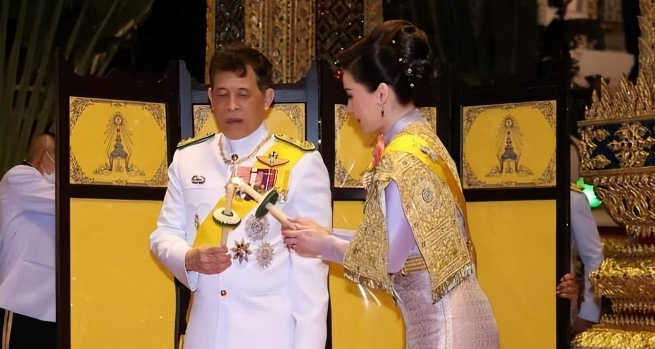 排位已定!泰国王室海报来了,提帮功苏提达都站不到c位