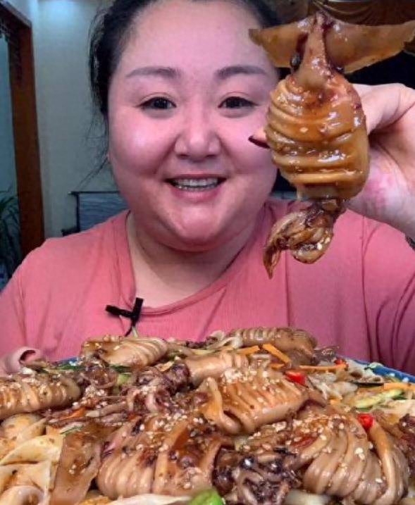 网红胖姐靠吃播赚够了两亿生子后逐渐淡圈和老公享荣华富贵