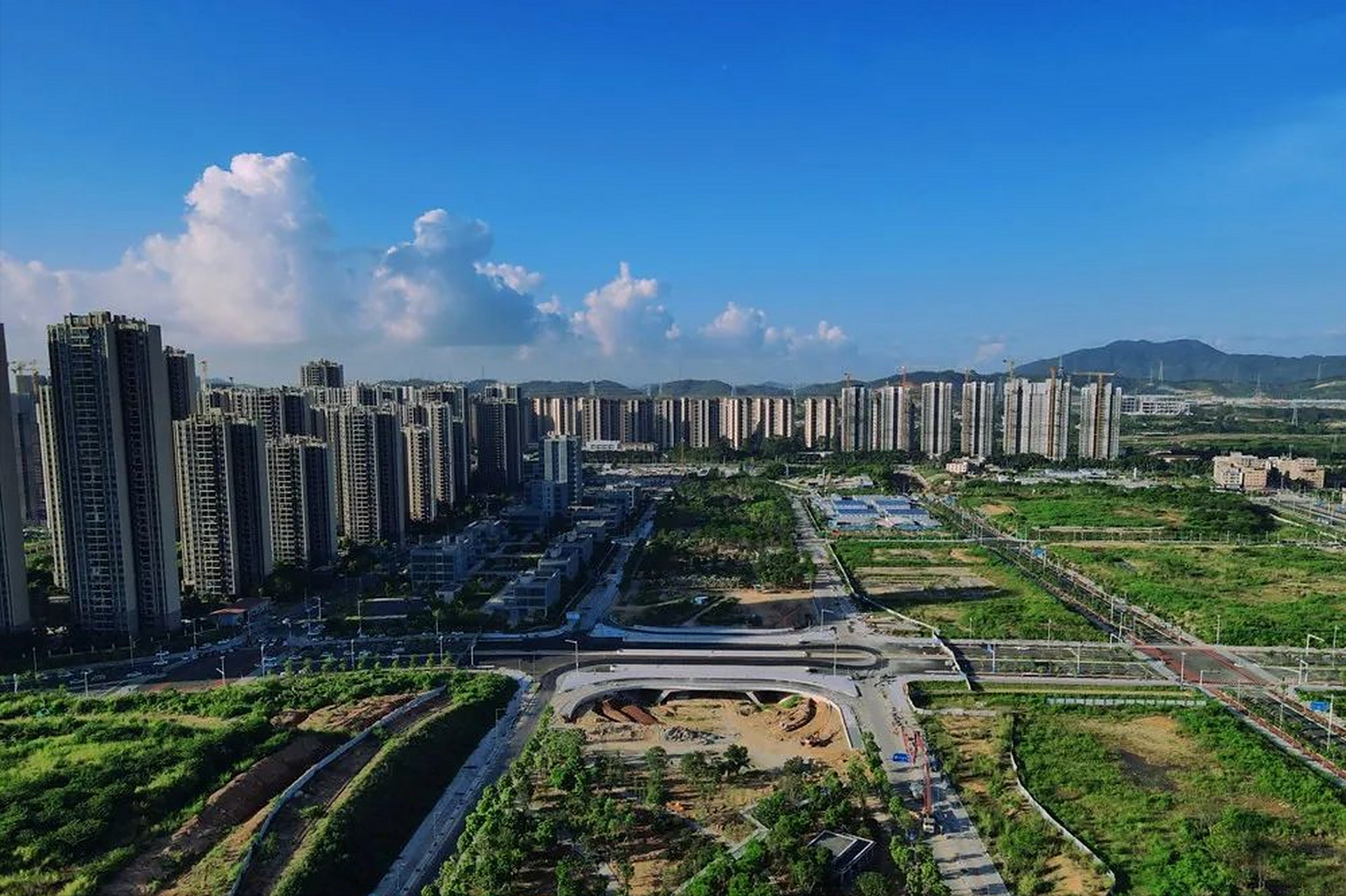 广州科教城中轴广场 中轴广场是科教城及周边小区重要的市政配套设施