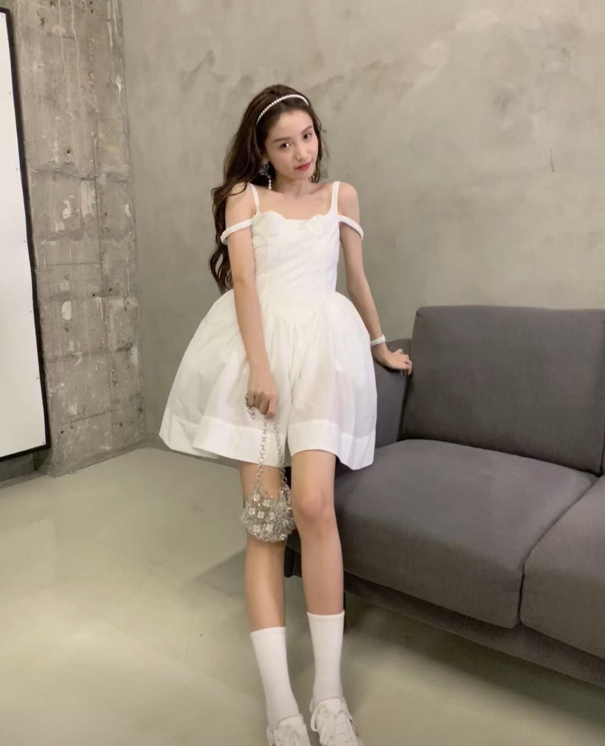 林小宅越来越有"巨星范"!红色连衣裙配衬衫清纯甜美,干练高级