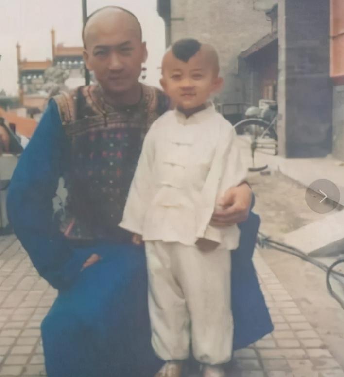 "冬儿"贾云哲,为了长高打激素,23岁看起来仍旧像是10岁小孩