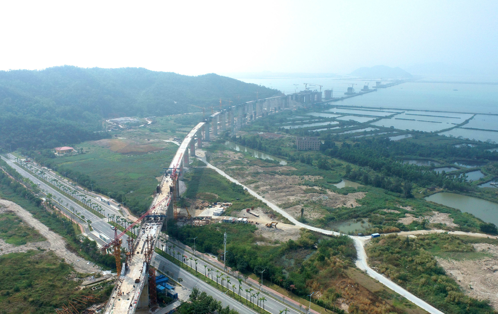 珠海金海大桥东引桥环岛西路跨线桥合龙