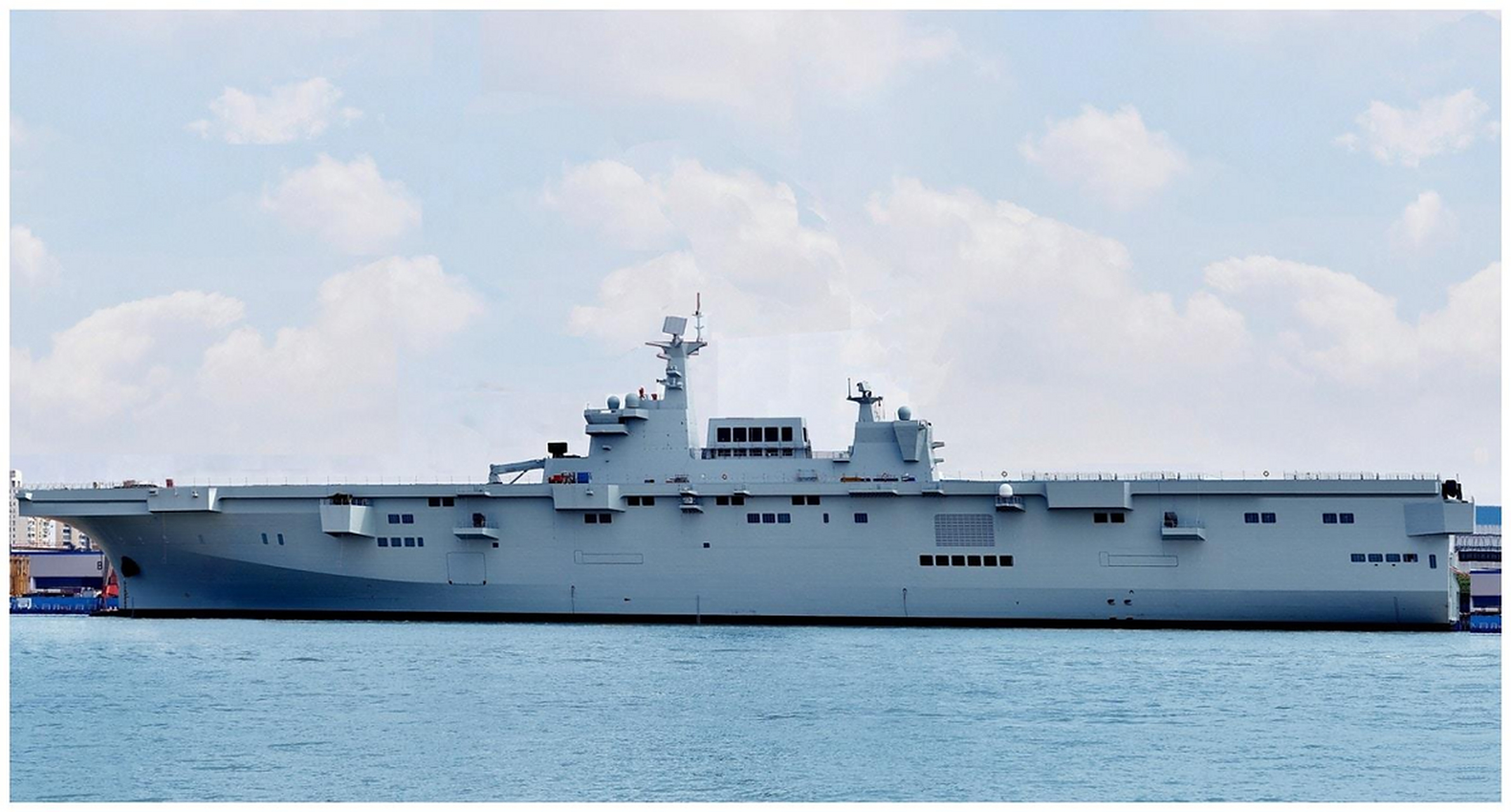 最近有消息称,上海沪东造船厂内疑似出现了075型两栖登陆舰四号舰的舰