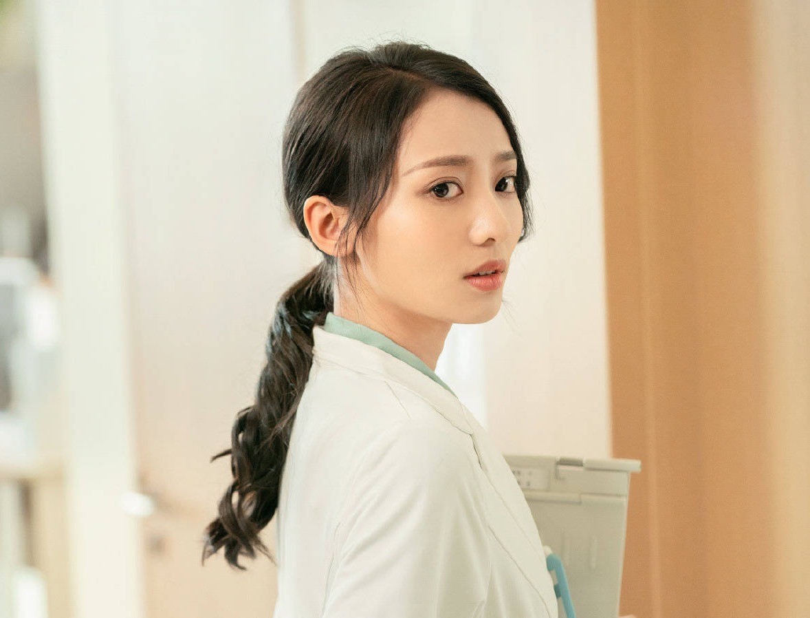 《余生》新海报:杨紫露香肩,肖战嘴角黑痣抢镜,李沐宸山根瞩目