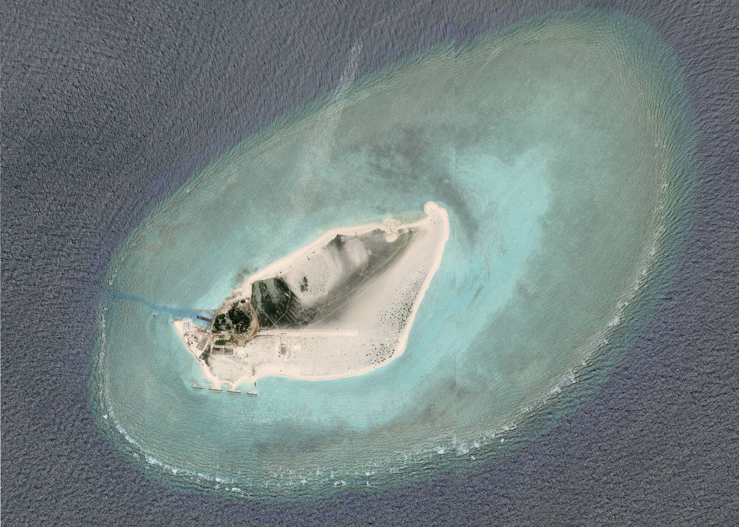 中建岛新修小跑道,可满足无人版运-5起降所需,有望改善岛上条件