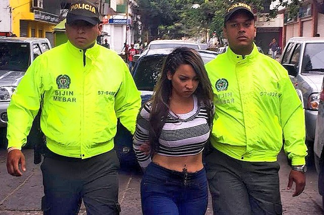 哥伦比亚美女因盗窃入狱,不思悔改在牢房里上传自拍,大秀好身材