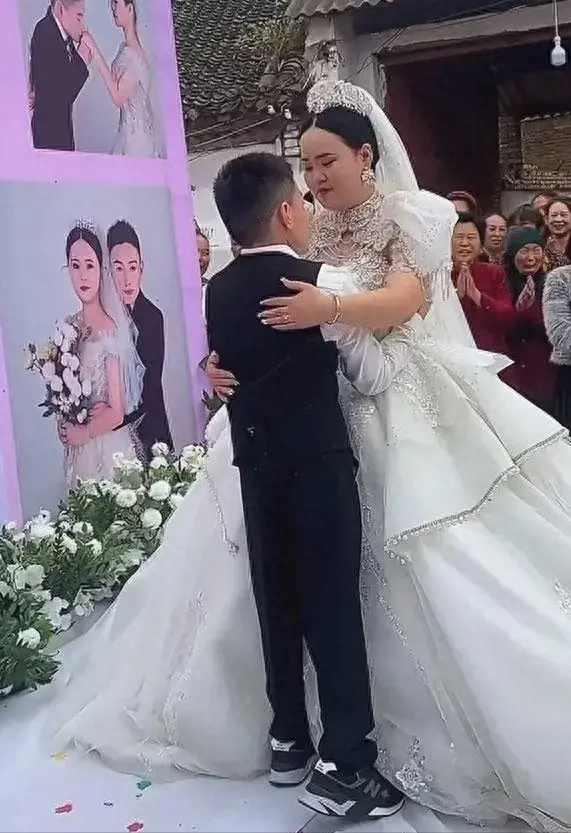 回顾:新郎踮脚亲吻新娘,大妈歪着嘴小声嘀咕:这是给了多少彩礼