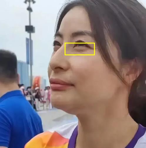 港圈霍家又一次赢麻了!霍启刚夫妇参加亚运会,公公在看台乐开花