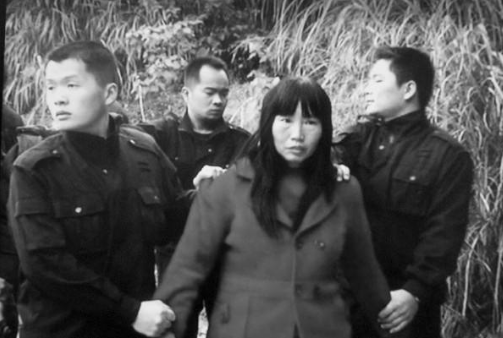 在这起团伙中,人贩子吴秋月在得知自己被下通缉令后,跑到老家山上的洞