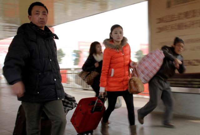 农村很多女性外出打工,为何到家就闹离婚?打工妹说出了实情!